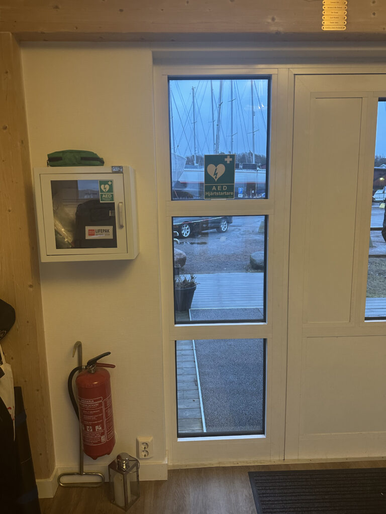 Hjärtstartare och brandsläckare i klubbhuset
